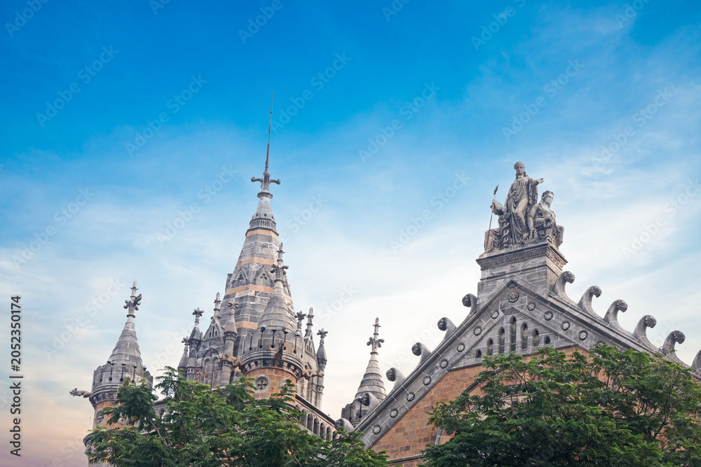Obraz premium Mumbai Maharashtra India Jan 18 2026 Close up of the Victorian Gothic architectural details and statues on the Chhatrapati Shivaji Maharaj Terminus building under a bright sky