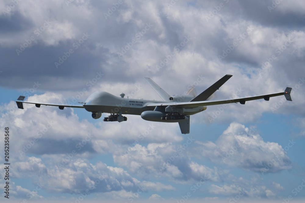 Obraz premium Drone Reaper en vol ciel nuageux