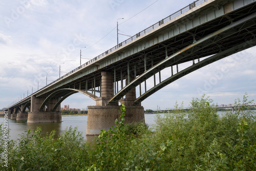 Fotografía The Oktyabrskiy bridge over the Ob river on an August day