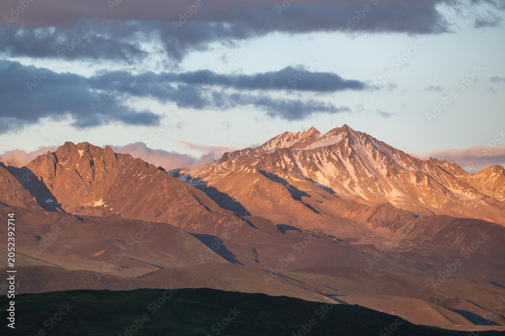 Naklejka premium mountain landscape at sunset