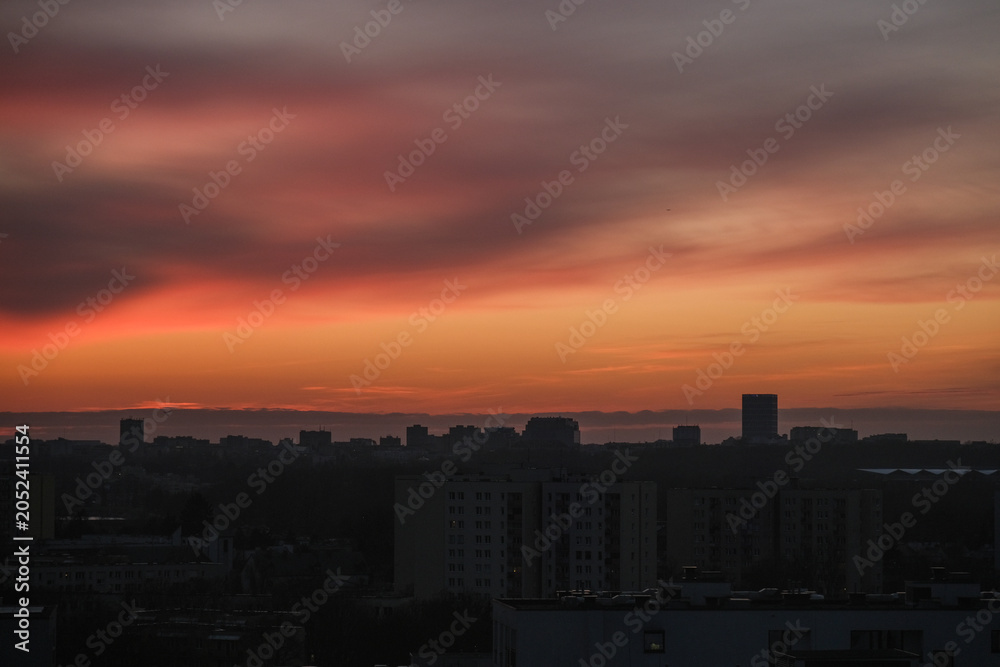 Obraz premium Red evening sky over Warsaw skyline