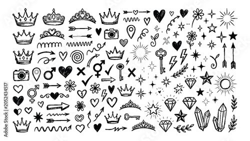 Foto A collection of hand-drawn doodle elements, including various crowns, hearts, arrows, keys, diamonds, stars, a camera, a sun, and other decorative symbols, all in a black and white sketch style
