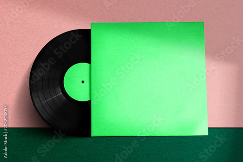 Foto Vinyl record with vibrant cover, suitable as mockup