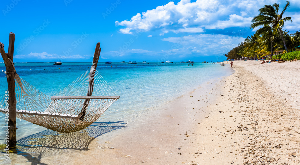 Obraz premium Hamac sur plage du Morne Brabant, île Maurice 