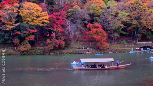 紅葉の京都渡月橋前の桂川で船遊び　