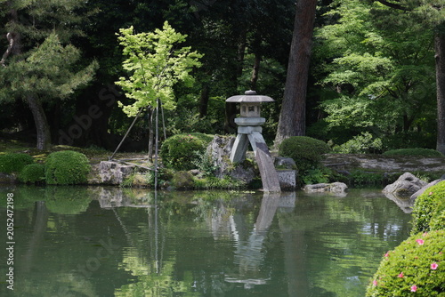 Cuadro en lienzo A traditional stone lantern reflects in Kenrokuen Garden.