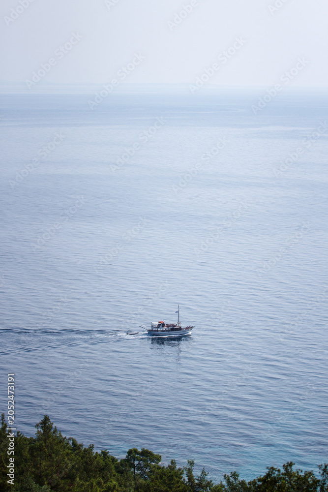 Obraz premium Small excursion boat sailing on the Aegean Sea, Greece