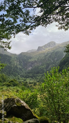 Belle vue sur le cirque de Cagateille, l'un des plus beaux cirques glaciaires pyrénéens (Pyrénées ariégeoises)