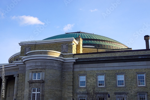 Fotografie Modern Domed Building Under Blue Sky