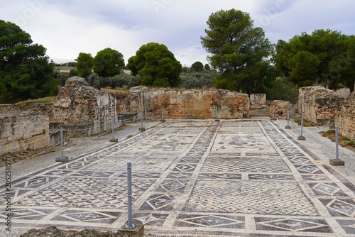Fotografie A large mosaic in the ruins of the Roman baths at Isthmia