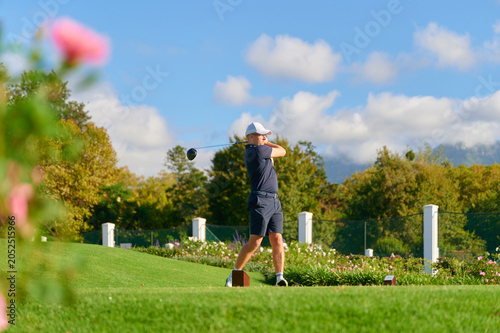 Obraz na plátne Man swinging golf club on golf course
