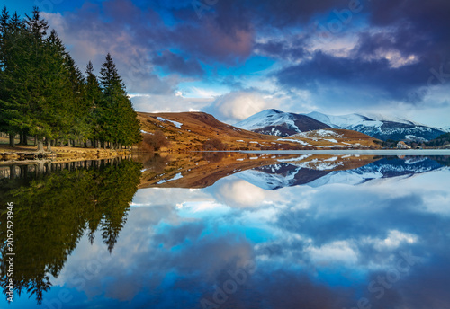 Reflet des montagnes sur le lac de Guéry. C'est un lac de montagne d’origine volcanique situé dans les Monts Dore, au cœur du Massif central. C'est le plus haut des lacs d'Auvergne/, Massif Central,
