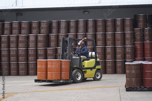 Bilde på lerret Montacargas transportando tambores metálicos en depósito industrial