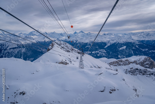 Foto Panoramic view from top station of Funitel Violettes-Plaine Morte with aerial li