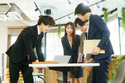 オフィスでミーティングする若い日本人の男女4人