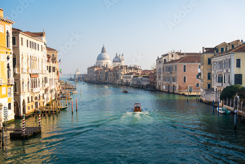Canvastavla View of Grand Canal and Basilica Santa Maria della Salute in Venice, Italy