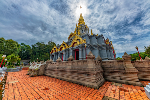 Billede på lærred Scenic symmetrical landscape of the beautiful Lanna style golden stupa inside the historic mountaintop temple complex in Mae Fa Luang, Northern Thailand