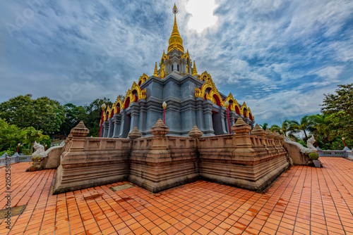 Billede på lærred Scenic symmetrical landscape of the beautiful Lanna style golden stupa inside the historic mountaintop temple complex in Mae Fa Luang, Northern Thailand