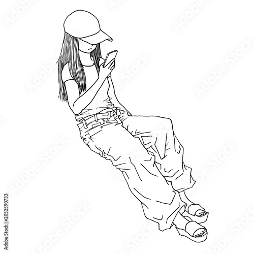 キャップとTシャツとデニムで座ってスマホを見ている女性（mono、png）