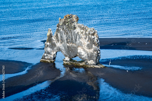 Foto Hvitserkur, a rock in the ocean in northern Iceland