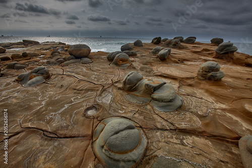Foto Earth's ancient sculpture garden — an extraordinary field of perfectly rounded concretion boulders emerges from eroded sandstone platforms along the wild, desolate coastline of Lobitos, Piura, Peru