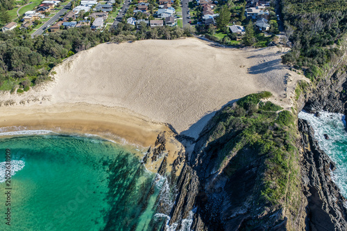 Foto Aerial scene capturing Bennetts Head and the prominent sand dune overlooking One Mile Beach near Forster, NSW, Australia