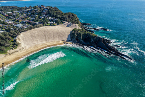 Foto Aerial scene capturing Bennetts Head and the prominent sand dune overlooking One Mile Beach near Forster, NSW, Australia