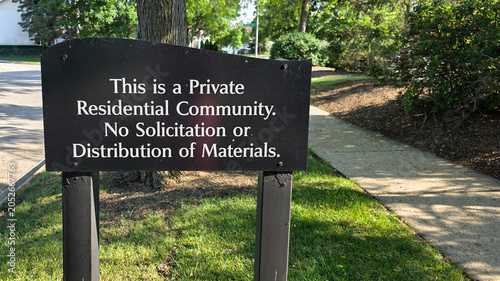 Fotografía private residential community and no solicitation of materials sign outside by s