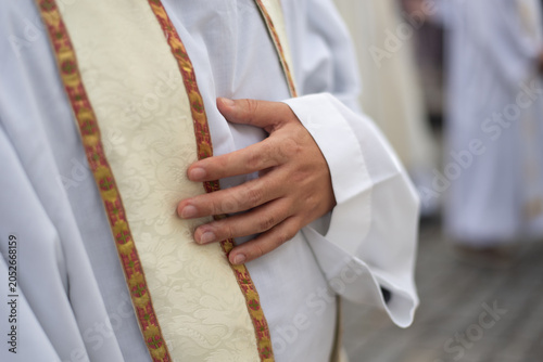 Fotografia Detail of Liturgical Vestment and Hands of a Catholic Cleric