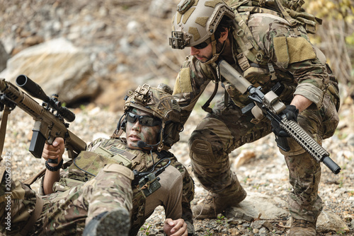 Konstfotografi Marine Special Forces commando providing soldier injured evacuation assistance d