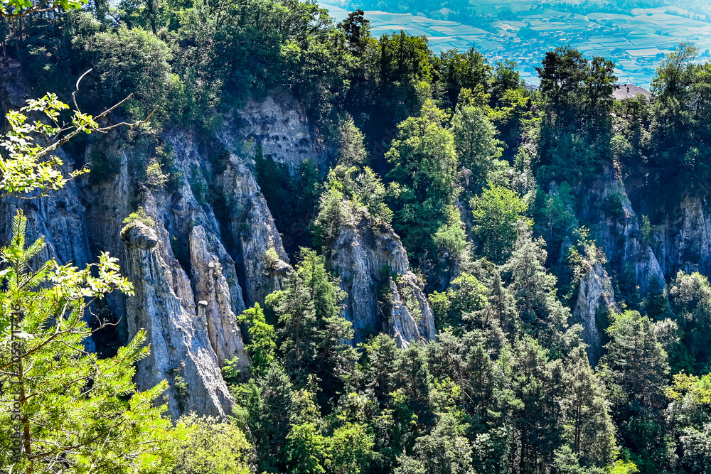 Obraz premium Dorf Tirol, Erdpyramide, Moränenschutt, Felsbrocken, Schloss Tirol, Waalweg, Wanderweg, Vinschgau, Weinberge, Etschtal, Meran, Südtirol, Frühling, Sommer, Italien