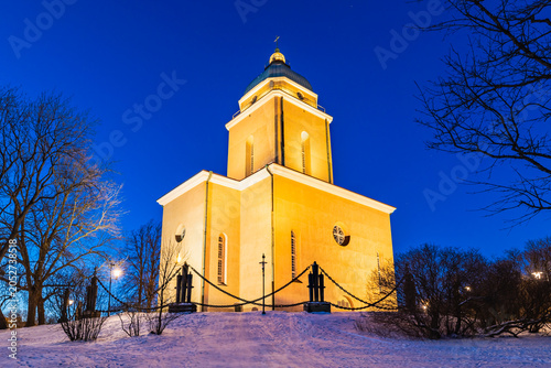 Photos Illuminated Suomenlinna Church at night during winter in Helsinki, Finland