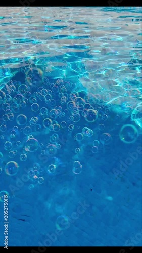 Burbujas de jabon en piscina