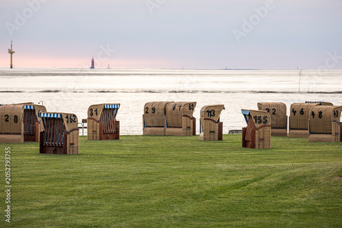 Strandkörbe am Meer auf einer grünen Wiese