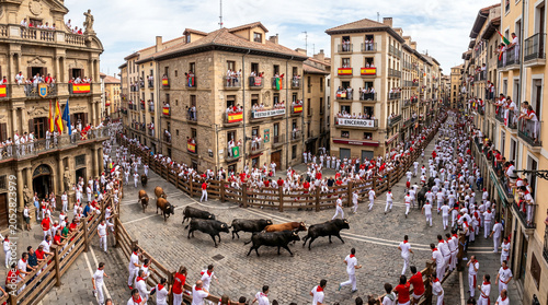 Perspectiva aérea de un encierro tradicional recorriendo calles históricas.