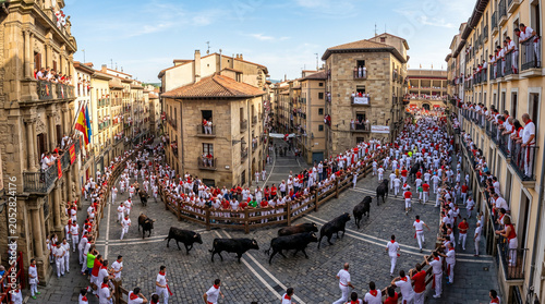 Perspectiva aérea de un encierro tradicional recorriendo calles históricas.