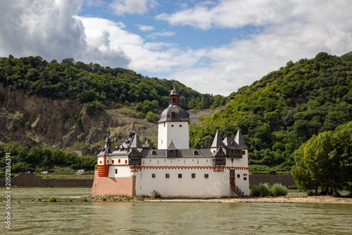 Fotografie View from the water of the historic Burg Pfalzgrafenstein castle situated on a s