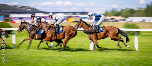 Foto Exciting horse race with jockeys competing at full speed on a racetrack