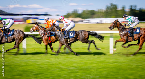 Fotografía Exciting horse race with jockeys competing at full speed on a racetrack
