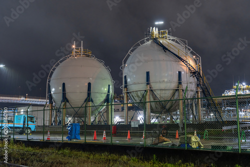 Foto 川崎市浮島町の球形タンクと煙立ちのぼる工場夜景
Night View of Industrial Plant with Spherical Tanks in U