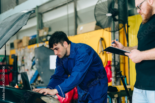 Quadro em tela Mechanic car repair auto workshop technician laptop clipboard industrial fan gar
