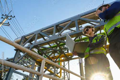 Quadro su tela Engineering project team conducting a critical site audit and schematic review of pipeline infrastructure to verify system specifications and operational compliance