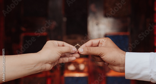 Photos couple showing their wedding rings