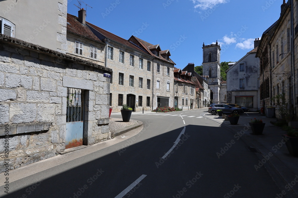 Obraz premium Rue typique dans la ville, ville de Baume les Dames, département du Doubs, France