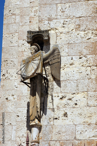 Cadran solaire sur un ange,  cathédrale Notre-Dame de Chartres, Eure-et-Loir, France