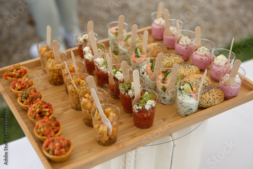 Assortiment de verrines et amuse-bouches sur buffet – cocktail et réception gastronomique