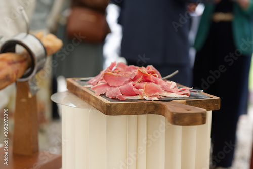 Plateau de jambon cru servi lors d’un événement – gastronomie et dégustation conviviale