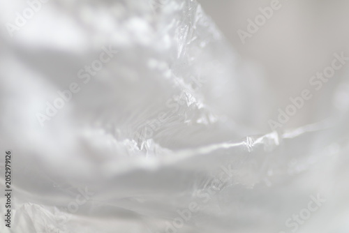 Photos Macro shot of crumpled transparent polyethylene plastic bag texture with beautiful bokeh