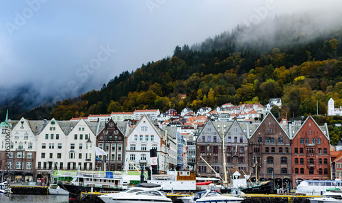 Canvas Print « Port animé bordé de maisons colorées sous une colline embrumée »