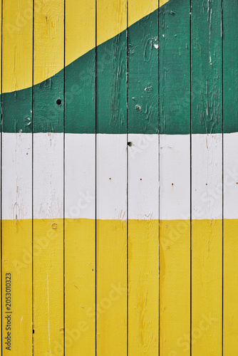 détail sur des planches en bois peintes jaune et vert 